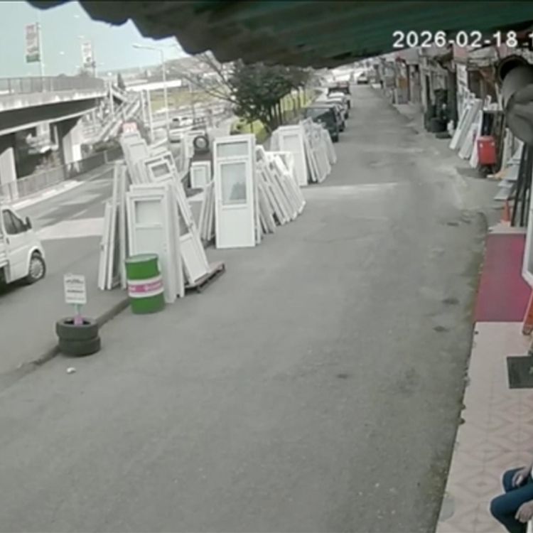 Sahipsiz köpeğin kovaladığı üniversite öğrencisine otobüs çarptı!