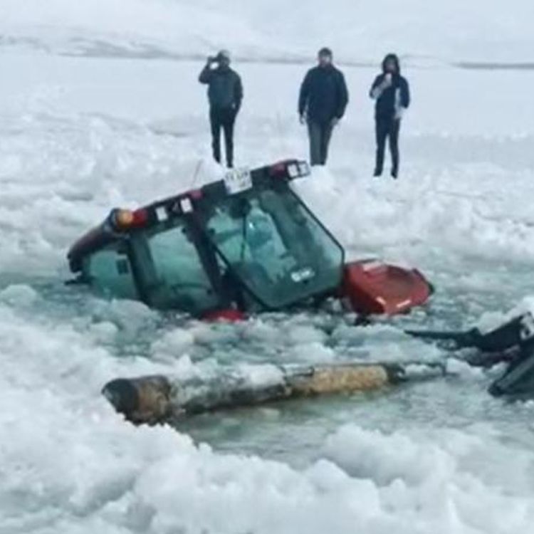 Çıldır Gölü'nde feci kaza: Buz kırıldı traktör suya gömüldü!