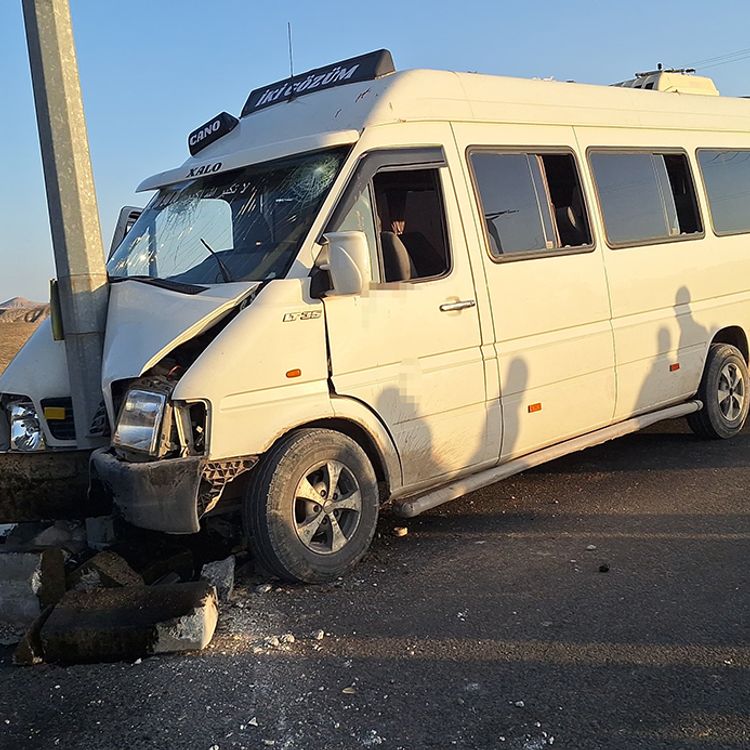 Şanlıurfa'da Minibüs KGYS Direğine Çarptı!