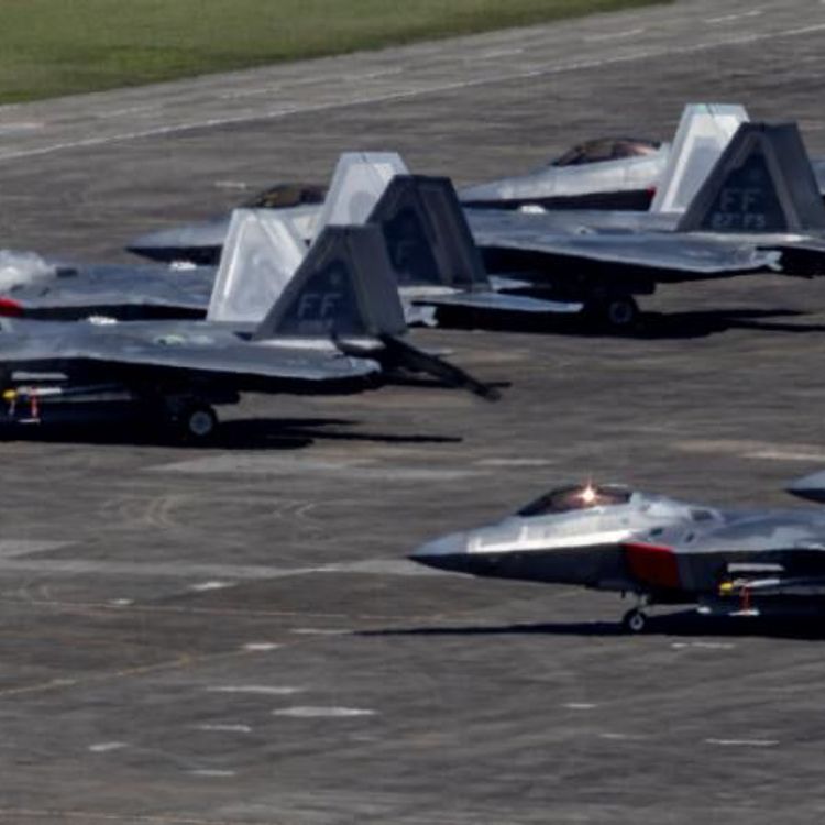 ABD'ye ait F-22'ler işgal üssüne indi!