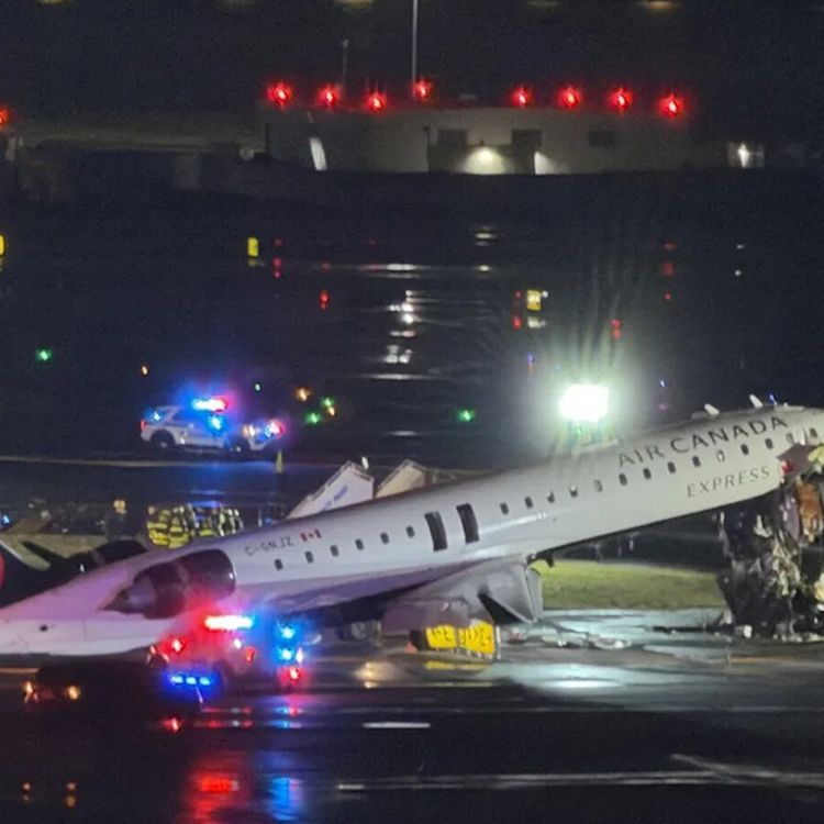 İniş yapan uçak itfaiye aracına çarptı!