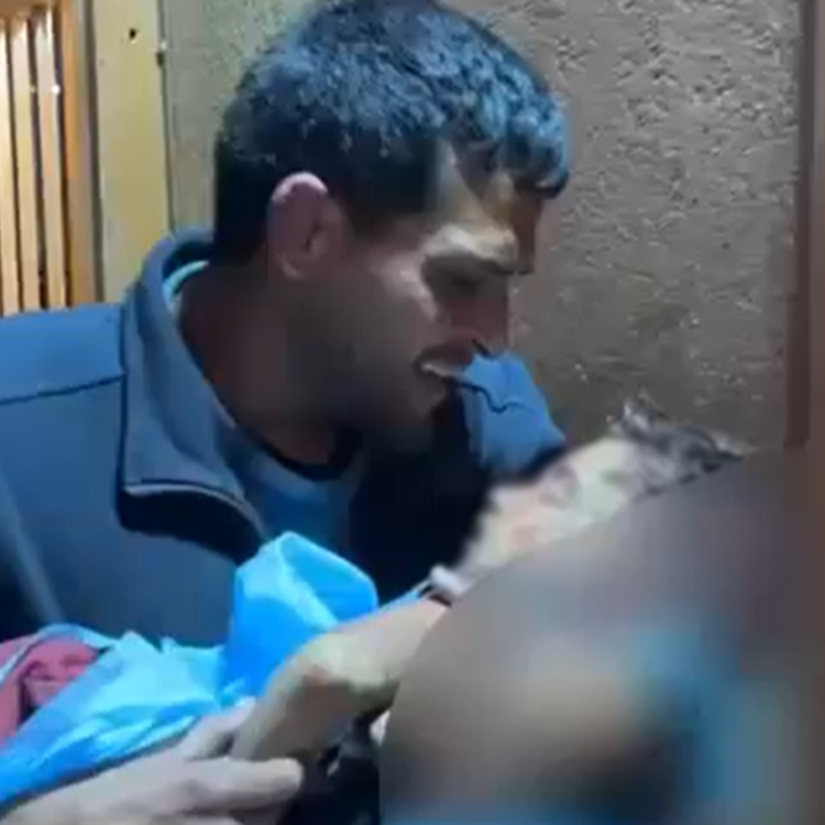 Gazze'de bombardımanda bina çöktü: Yaralılar ve şehitler var