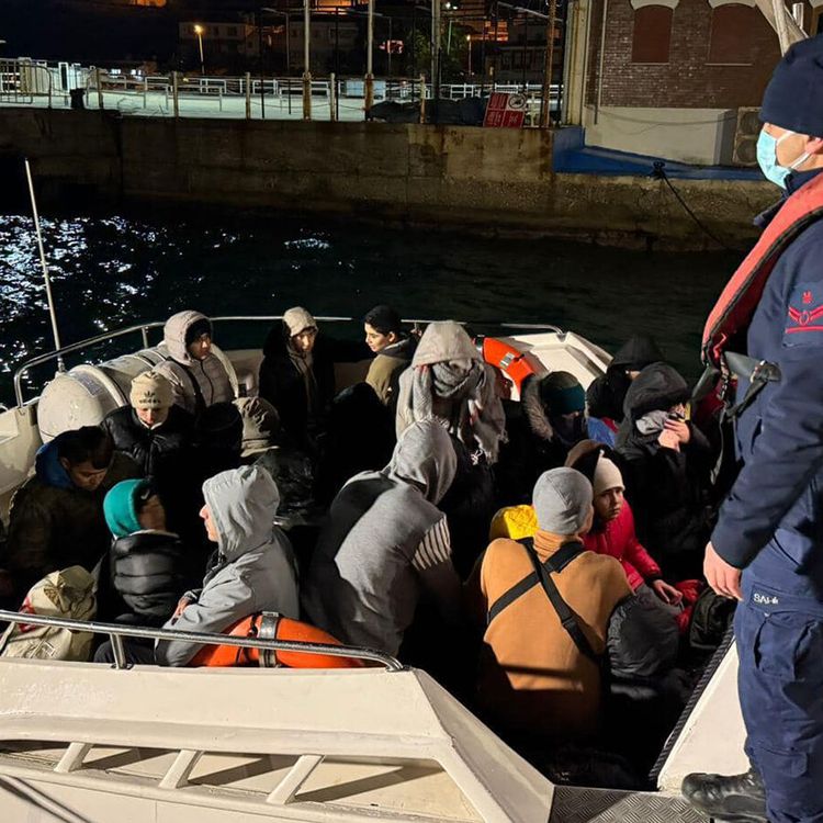 Ayvacık Açıklarında Operasyon: 39 Düzensiz Göçmen Yakalandı