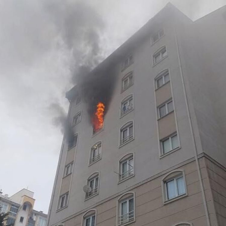 8 Katlı apartmanda yangın paniği!