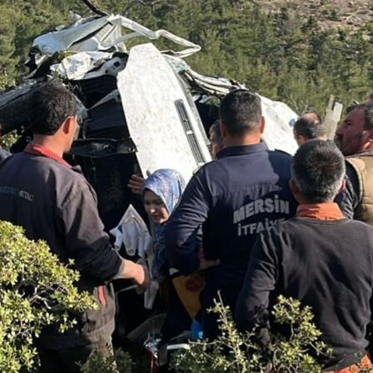 Minibüs şarampole yuvarlandı: 2 ölü, 12 yaralı!