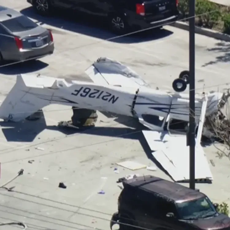 Otoparka uçak düştü