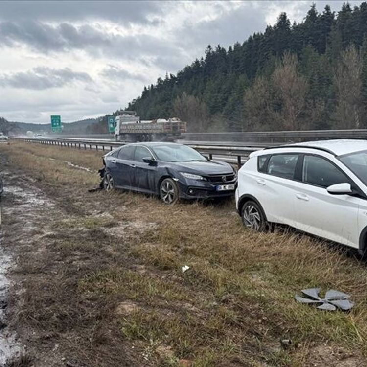 Anadolu Otoyolu'nda zincirleme kaza: 9 araç kazaya karıştı!
