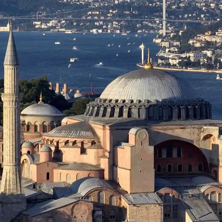 Ayasofya’da Bizans bayrağı açan turistler tutuklandı!