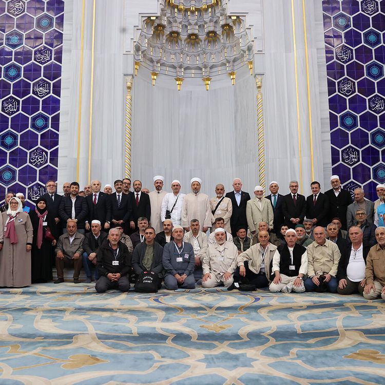 İstanbul’dan ilk hac kafilesi dualarla uğurlandı!