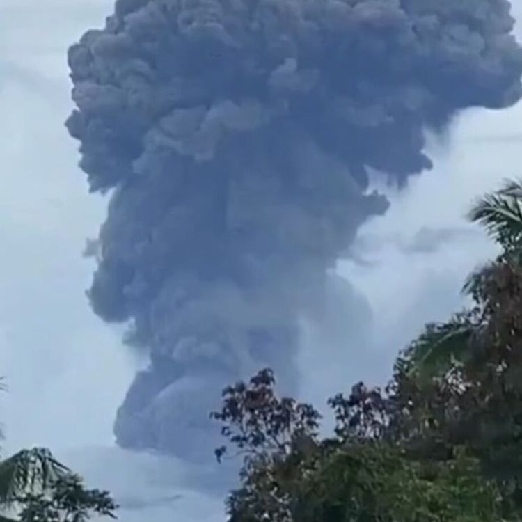 Semeru Yanardağı yeniden faaliyete geçti!