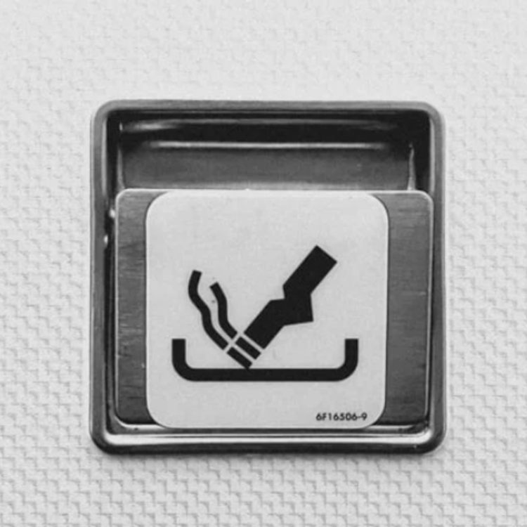 Uçaklarda neden küllük olduğu şimdi açıklandı