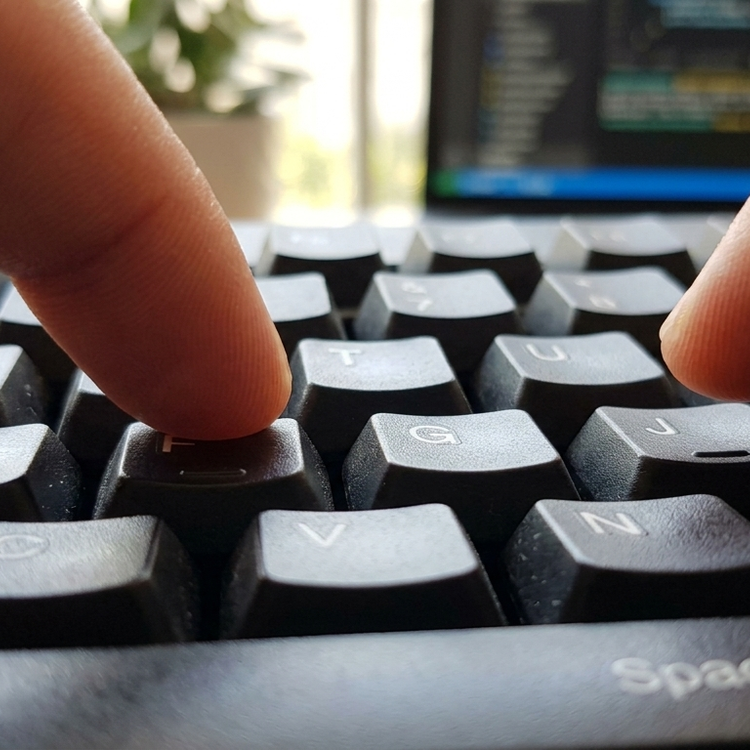 F ve J tuşlarındaki o küçük tümsek ne işe yarıyor biliyor musunuz? Klavye kullanırken işinizi inanılmaz kolaylaştırıyor