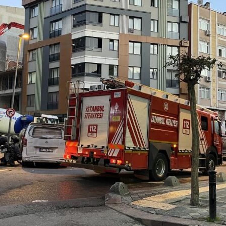 İnşaat sırasında yan binanın duvarı yıkıldı!