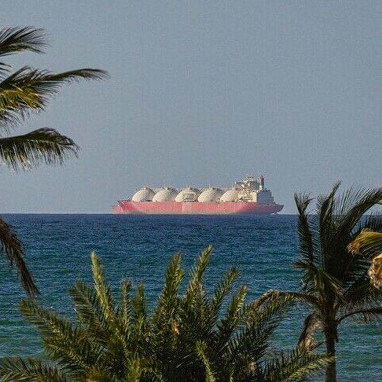 Savaşın başından beri ilk yolcu gemisi Hürmüz Boğazı'ndan geçti!