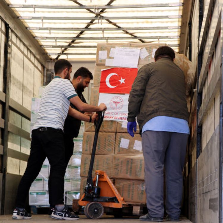 Türkiye'den İran'a yardım yüklü tır