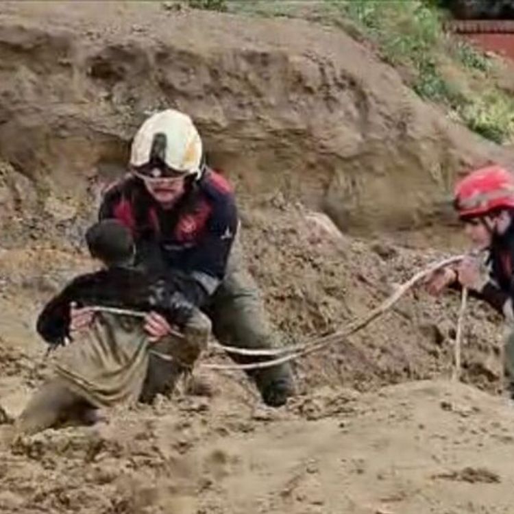 İki çocuk oyun oynarken çamura saplandı!