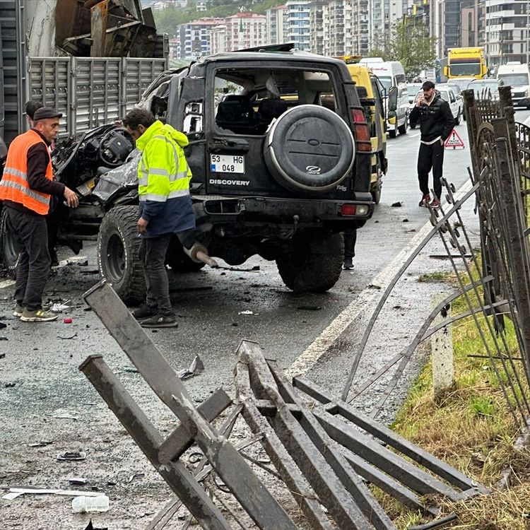 Rize'de trafik kazası: Ölü ve yaralılar var