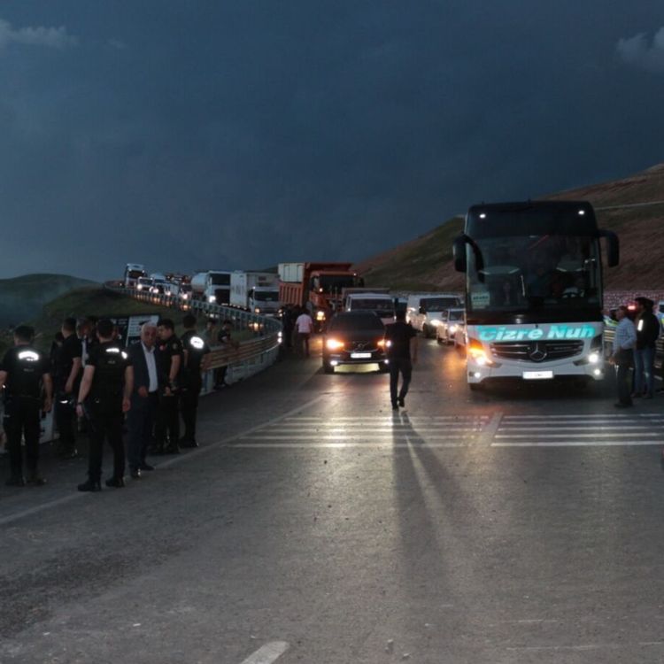 Peş peşe kazaların ardından mahalle sakinleri bakın ne yaptılar