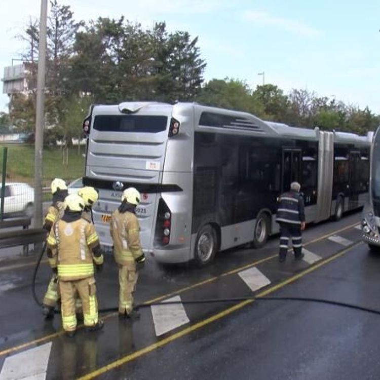 İstanbul'da metrobüste yangın!