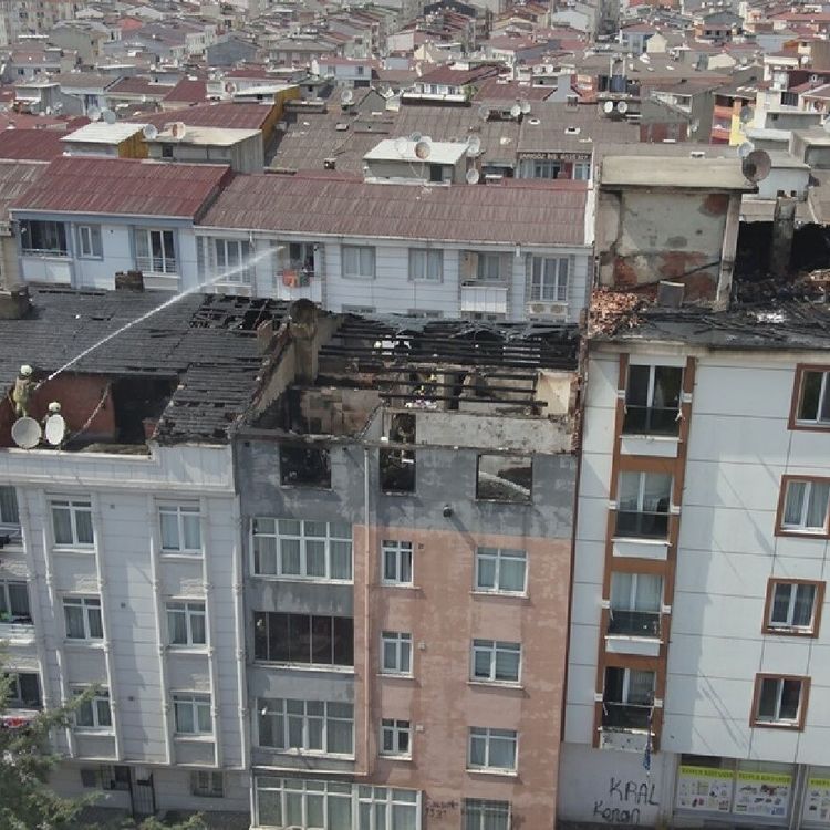 Esenyurt'ta 4 binaya sıçrayan yangın!