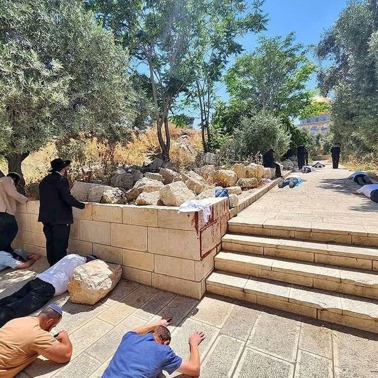 Siyonistler, Mescid-i Aksa'ya baskın düzenledi!