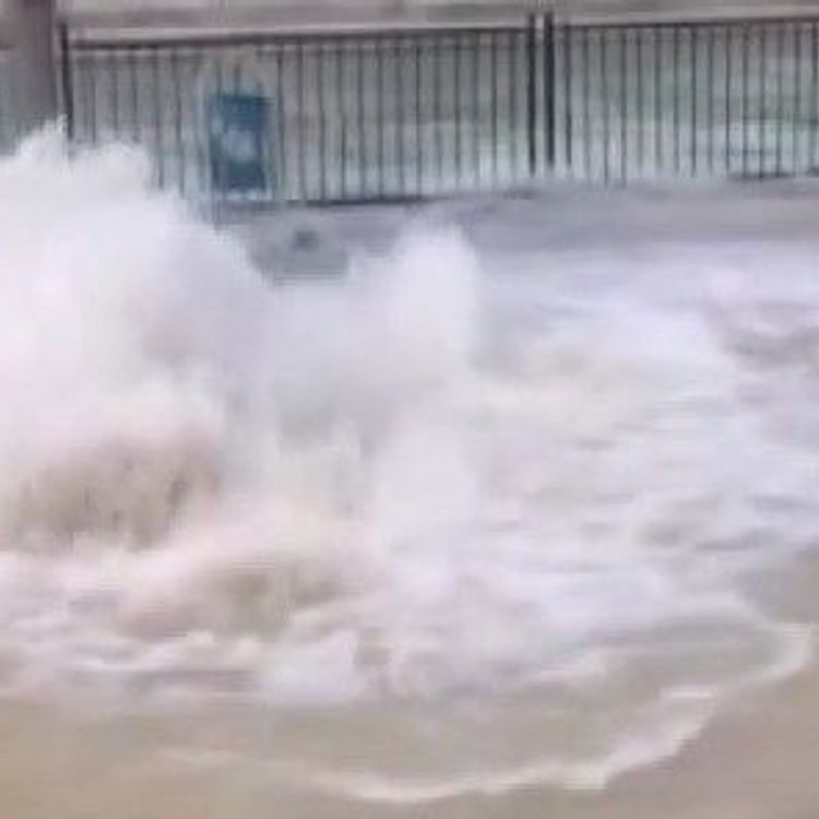 Su borusu patladı: Cadde göle döndü