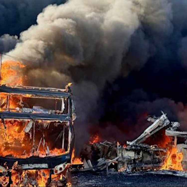 İngiltere’de feci olay: 36 adet çift katlı otobüs yandı!