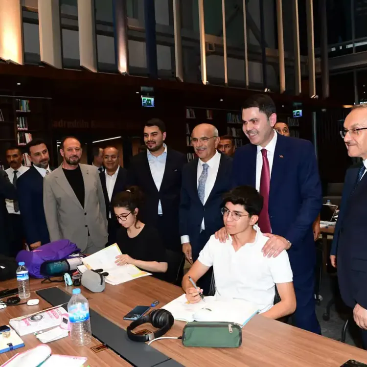 Bakan Kurum, Malatya'nın yeni nesil şehir kütüphanesinde gençlerle buluştu!