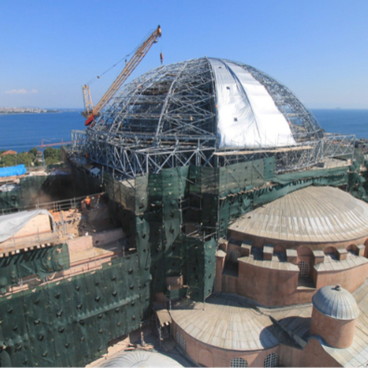 Ayasofya Camii'ndeki restorasyonda yeni aşama: Ana kubbe geçici çelik çatıyla korunuyor