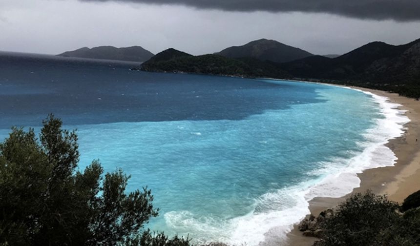 Fethiye`de Denizin Rengi Turkuaza Döndü