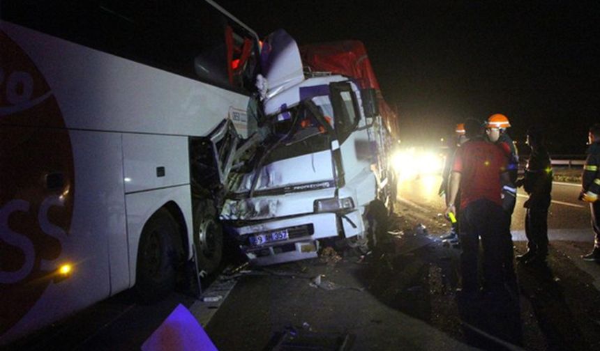 Kamyon yolcu otobüsüne çarptı: 1 ölü, 4 yaralı - (1)