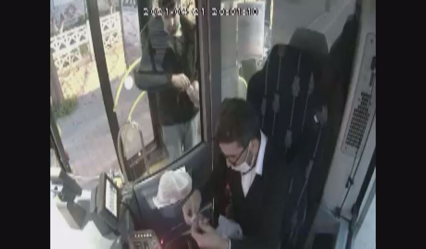 Otobüs şoförü iftarını yolcusuyla paylaştı