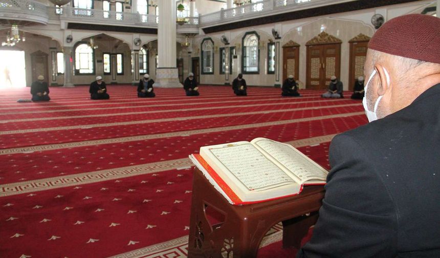 Ramazan’ın önemli şiarlarından mukabele sünneti camilerde ihya ediliyor