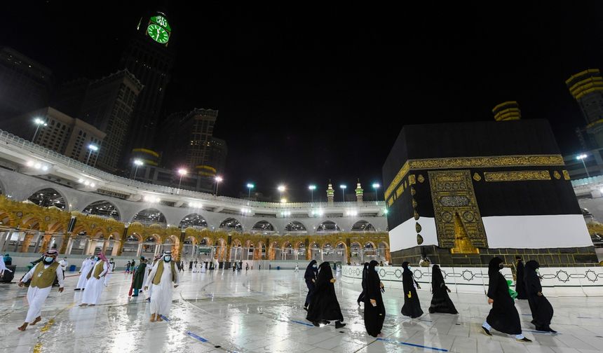 Kabe'de sosyal mesafe kuralıyla tavaf başladı