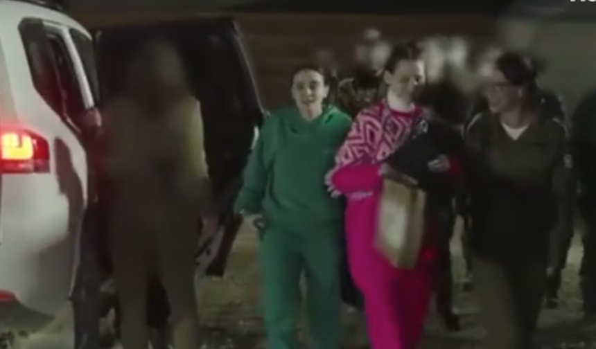 Hamas’ın serbest bıraktığı esirlerin teslim alındığı anlar paylaşıldı