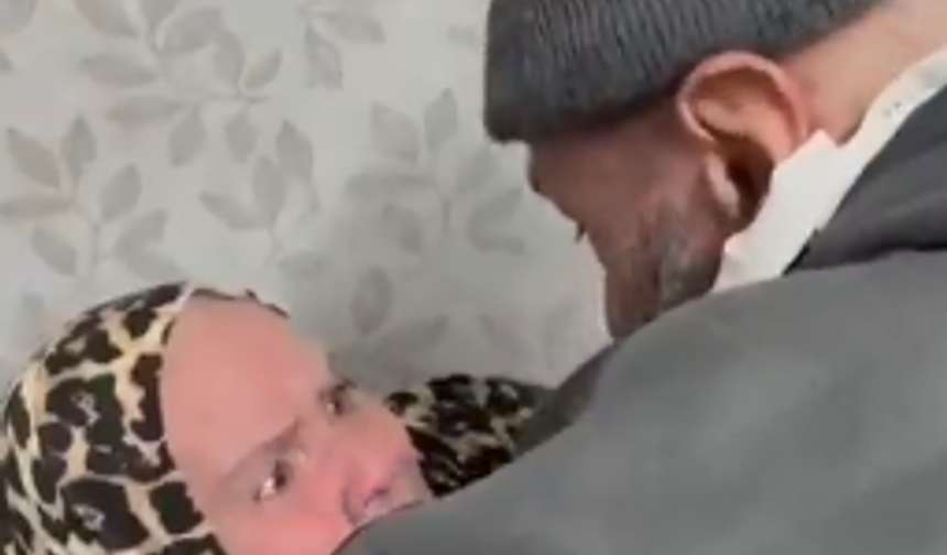 İşgal zindanlarından kurtulan Filistinli annesinin ayaklarını öptü