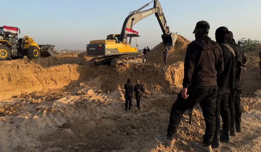 Hamas mücahitleri, israil tarafından öldürülen Yahudilerin cesetlerini arıyor