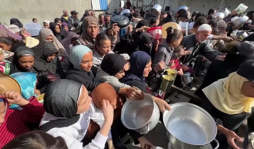 Dünya kadınlar gününü kutlarken, Gazzeli anne, bir tas yemek için saatlerce kuyruk bekliyor