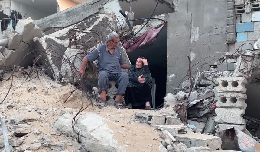 Gazze'de yaşlı çiftin, yıkıntılar arasındaki yaşam mücadelesi