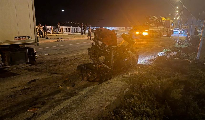 Tırla çarpışan traktördeki karı koca öldü