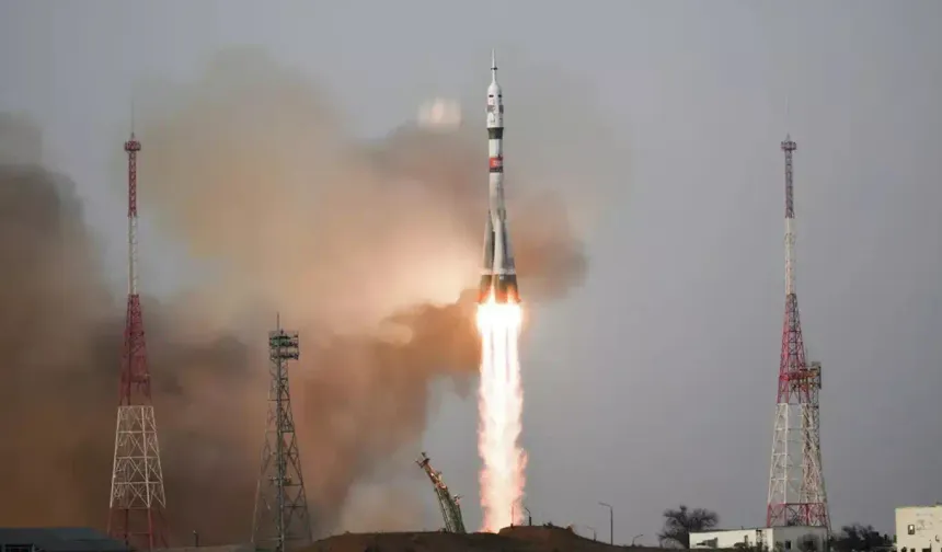 Bir Amerikalı ve iki Rus'u taşıyan uzay aracı yörüngeye girdi