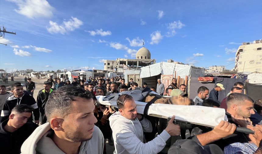 Siyonistlerin şehit ettiği gazetecinin cenazesine Gazzelilerden yoğun katılım