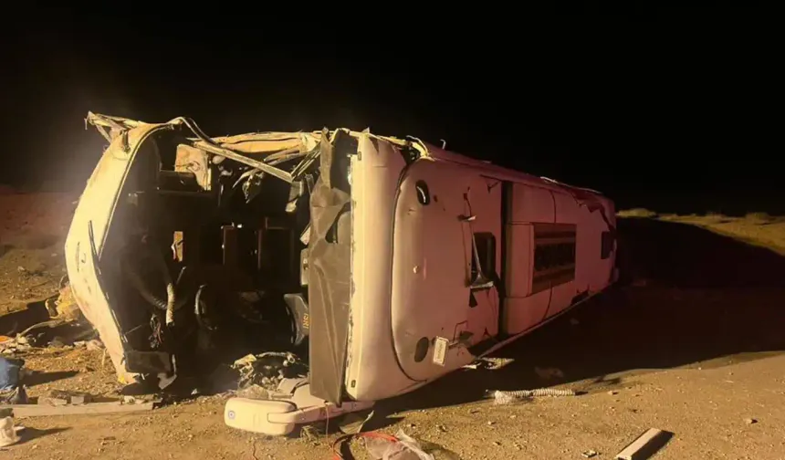 İran'da otobüs devrildi: 13 ölü 13 yaralı