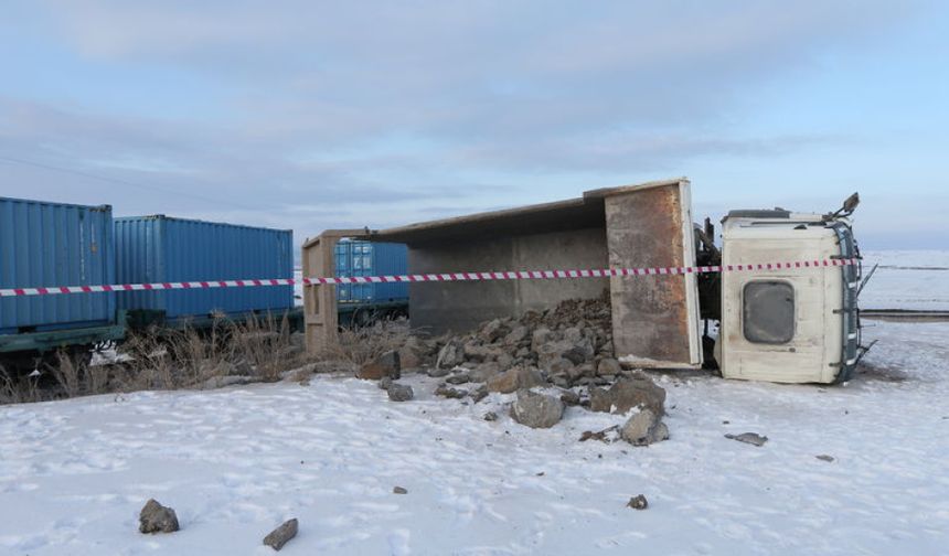 Yük treni kamyona çarptı: 1 ölü