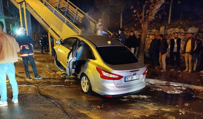 Otomobil yaya üst geçidine çarptı! Yaralılar var