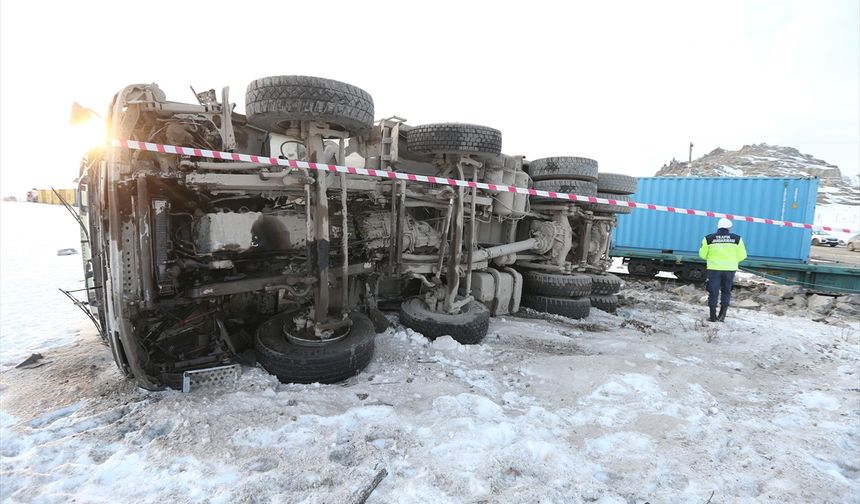 Yük treninin çarptığı kamyonun sürücüsü öldü