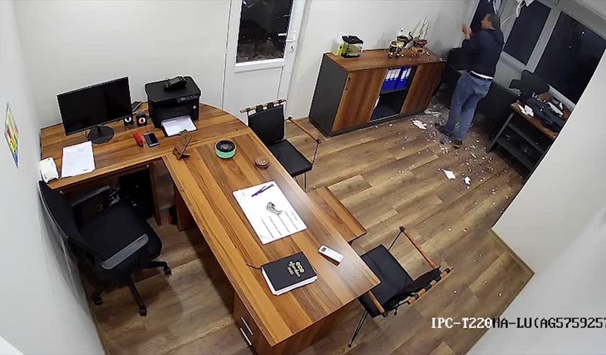 Asma kat yıkılınca, alt kata böyle düştü