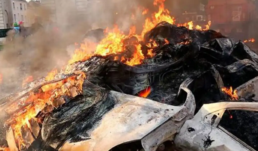 Çiftçiler kamu binalarının önüne gübre döktüler