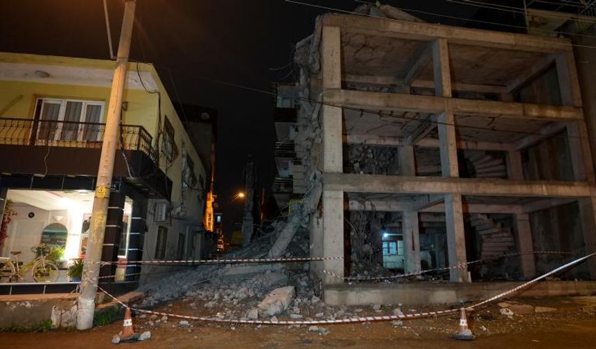 Yıkım sırasında kopan beton parçaları yandaki eve zara verdi