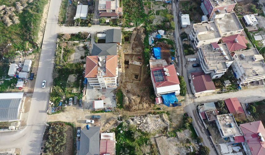 Depremin yıktığı binanın altından tarihi eser  fışkırdı